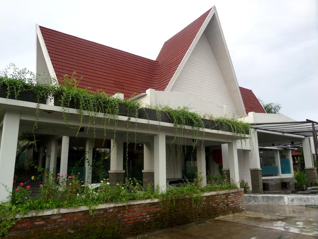 Bukit Daun Hotel And Resort Kediri  Luaran gambar